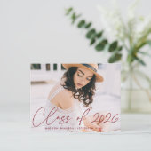 Invitation Carte Postale Classe de Burgundy Script Graduation Party 2022 (Debout devant)