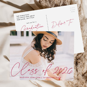 Invitation Carte Postale Classe de Magenta Script Photo Graduation 2025
