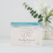 Invitation Carte Postale Coeurs dans le sable destination mariage plage RSV (Debout devant)