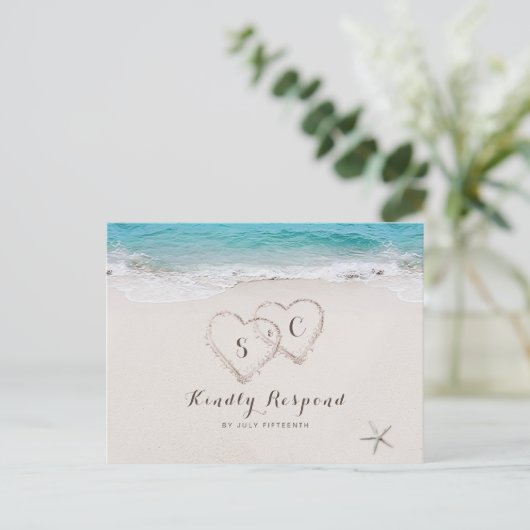 Invitation Carte Postale Coeurs dans le sable destination mariage plage RSV (Debout devant)