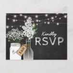 Invitation Carte Postale Country Rustic Chalkboard Wood Wedding RSVP<br><div class="desc">MASON JAR LIGHTS MARIAGE CARTE RSVP | Un arrière - plan de tableau noir rustique, des lampes à corde, un pot de maçon et une bouteille avec une étiquette cadeau nouée autour avec les initiales des couples, fleurs blanches douces, un morceau de bois de pays et un élégant libellé rsvp....</div>