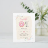 Invitation Carte Postale Crème | Doughnut rose saupoudrer doux 1er annivers (Debout devant)