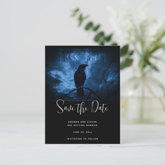 Invitation Carte Postale Crow noir avec Runes Goth foncé Enregistrer la dat (Debout devant)