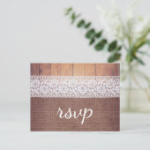 Invitation Carte Postale Dentelle et RSVP en bois de Burlap rustique (Debout devant)