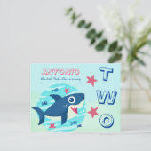Invitation Carte Postale Deuxième anniversaire mignon requin-bébé sous le b (Debout devant)