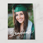 Invitation Carte Postale Écriture de diplôme simple moderne graduation phot (Devant)