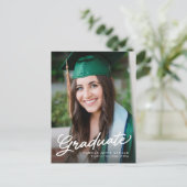 Invitation Carte Postale Écriture de diplôme simple moderne graduation phot (Debout devant)