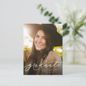 Invitation Carte Postale Écriture moderne graduation photo simple (Debout devant)