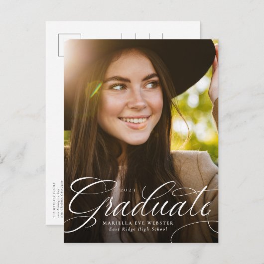 Invitation Carte Postale Élégant script diplômé graduation verticale (Devant / Derrière)