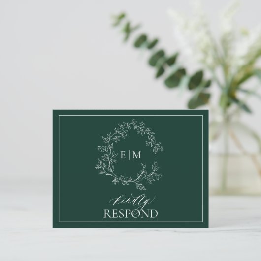 Invitation Carte Postale Emerald Green Leafy Crest Monogramme Mariage RSVP (Debout devant)