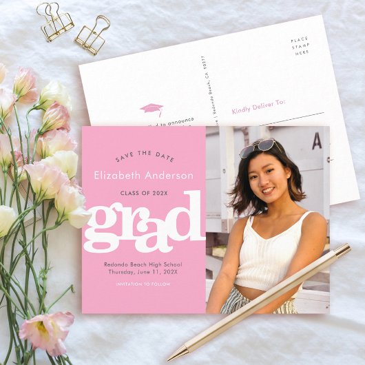 Invitation Carte Postale Enregistrer la date de graduation rose photo typog