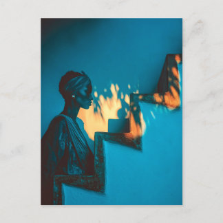 Invitation Carte Postale Femme avec foulard, marches en pierre, mur bleu