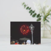 Invitation Carte Postale Feu d'artifice rouge avec image Lamppost (Debout devant)