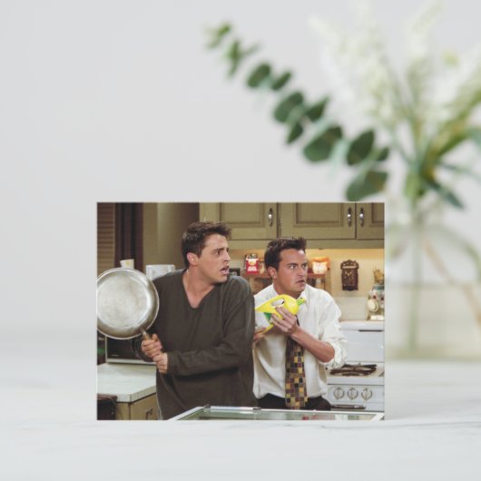 Invitation Carte Postale FRIENDS™| Joey et Chandler craignent (Debout devant)