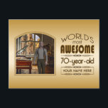 Invitation Carte Postale Gold 70th Birthday Meilleur cadre photo personnali<br><div class="desc">Célébrez l'anniversaire marquant de votre personne âgée préférée avec ce cadeau classe qui leur rappelle à quel point ils sont fabuleux. Des lignes épurées et des tons bruns, or et crème composent ce cadre simple mais élégant qui peut être customisé avec votre photo préférée, les noms, les initiales ou d'autres...</div>