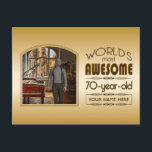 Invitation Carte Postale Gold 70th Birthday Meilleur cadre photo personnali<br><div class="desc">Célébrez l'anniversaire marquant de votre personne âgée préférée avec ce cadeau classe qui leur rappelle à quel point ils sont fabuleux. Des lignes épurées et des tons bruns, or et crème composent ce cadre simple mais élégant qui peut être customisé avec votre photo préférée, les noms, les initiales ou d'autres...</div>
