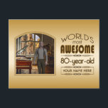 Invitation Carte Postale Gold 80th Birthday Meilleur cadre photo personnali<br><div class="desc">Célébrez l'anniversaire marquant de votre personne âgée préférée avec ce cadeau classe qui leur rappelle à quel point ils sont fabuleux. Des lignes épurées et des tons bruns, or et crème composent ce cadre simple mais élégant qui peut être customisé avec votre photo préférée, les noms, les initiales ou d'autres...</div>
