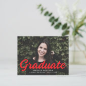 Invitation Carte Postale Gras Red Script Photo Graduation Party (Debout devant)