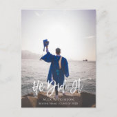 Invitation Carte Postale Il L'A Fait Script Moderne Guy Photo Graduation (Devant)
