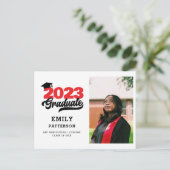 Invitation Carte Postale Jeu de graduation photo moderne Red Elegant Script (Debout devant)