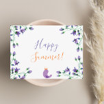 Invitation Carte Postale Joyeux été fleurons violet bluebells blanc<br><div class="desc">Une carte postale simple et élégante pour un accueil estival. Un élégant arrière - plan blanc décoré de fleurs violettes, de bleuets violets et d'un petit oiseau chantant. Le texte : Happy Summer! est écrit avec un script de style à la main moderne. Texte aux couleurs violet et doré. Retour...</div>