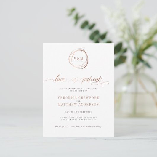 Invitation Carte Postale L'amour est Patient Rose Gold Mariage Changement d (Debout devant)