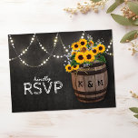Invitation Carte Postale Lumières à cordes Tournesol de vignoble rustique R<br><div class="desc">Cartes postales rsvp mariage campagnard élégantes avec fond de tableau noir rustique,  lumières scintillantes,  tournesols jaunes d'été,  tonneau en bois avec vos initiales et un morceau de corde nouée.</div>