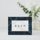 Invitation Carte Postale Marbre blanc bleu de la Marine RSVP mariage (Debout devant)
