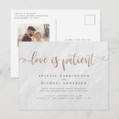 Invitation Carte Postale Marbre & Rose Gold Calligraphie L'amour est patien (Devant / Derrière)