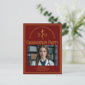 Invitation Carte Postale Maroon Osteopathic Médicale School Graduation Part (Debout devant)