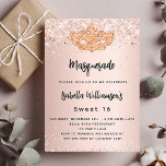 Invitation Carte Postale Masquerade rose or parties scintillant Sweet 16 pa<br><div class="desc">Pour une Masquerade élégante, pour un Sweet 16, 16e anniversaire. Un arrière - plan à l'apparence métallique, rose, faux . Décoré avec de la poussière de parties scintillant imitation et un masque masqué doré. Personnalisez et ajoutez un nom et des détails du parti. Le nom est écrit avec un script...</div>