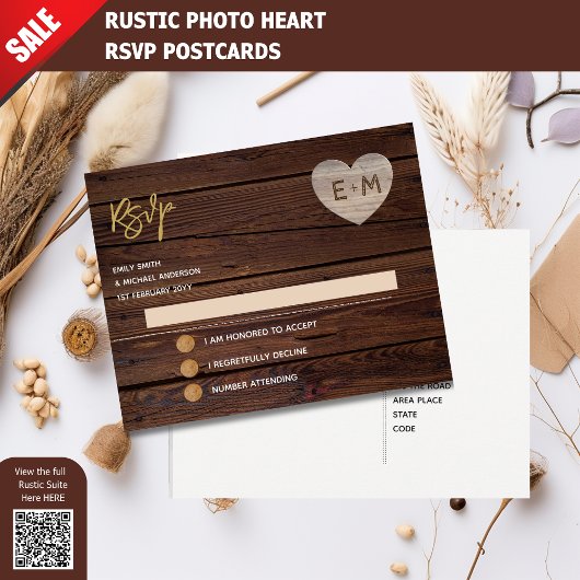 Invitation Carte Postale Monogramme de coeur en bois gravé rustique RSVP