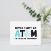 INVITATION CARTE POSTALE NE FAITES JAMAIS CONFIANCE À UN ATOM (Debout devant)