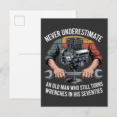 Invitation Carte Postale Never Underestimate a Man Still Turning Wrenches  (Devant / Derrière)
