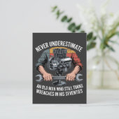 Invitation Carte Postale Never Underestimate a Man Still Turning Wrenches  (Debout devant)