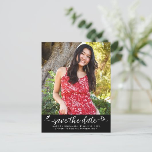 Invitation Carte Postale Noir Enregistrer la date Graduation Photo Script C (Debout devant)