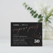Invitation Carte Postale Noir et Rose Gold Calligraphie Surprise Party (Debout devant)