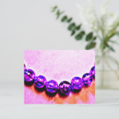 Invitation Carte Postale Perles Violettes (Debout devant)