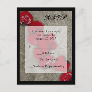 Invitation Carte Postale Pétales de rose rouge sur Sand Beach Wedding RSVP