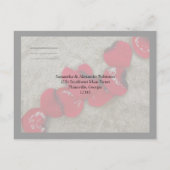 Invitation Carte Postale Pétales de rose rouge sur Sand Beach Wedding RSVP (Dos)