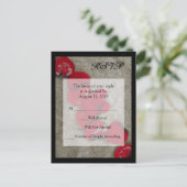 Invitation Carte Postale Pétales de rose rouge sur Sand Beach Wedding RSVP (Debout devant)