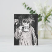 Invitation Carte Postale Petite fille boit du café (Debout devant)