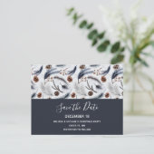 Invitation Carte Postale Pine Cones & Pine Needles Motif Enregistrer la dat (Debout devant)