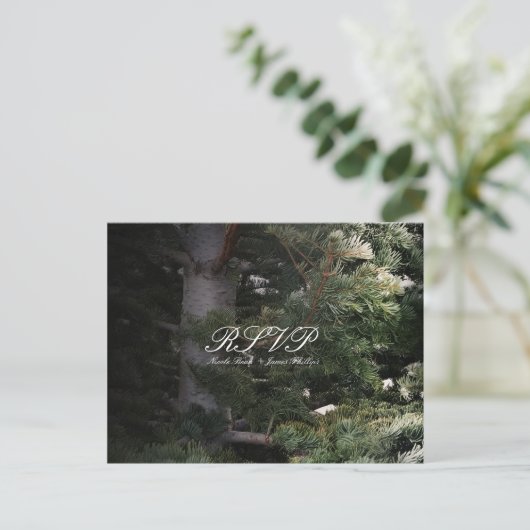 Invitation Carte Postale Réponse de mariage en forêt rustique de pin (Debout devant)
