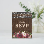 Invitation Carte Postale RSVP de mariage rustique en rouge de Bourgogne ave (Debout devant)