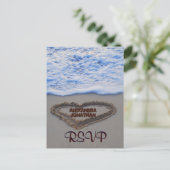 Invitation Carte Postale RSVP Heart in Sand at Beach (Debout devant)