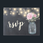 Invitation Carte Postale Russe Chalkboard Peony Floral Mason Jar | RSVP<br><div class="desc">Magnifique tableau rustique avec vase en bocal de mason aux fleurs de pivoine et souffle de bébé aux lampes à cordes sur le dessus. Pour plus de personnalisation, cliquez sur le bouton "Customiser". Tous les styles de texte, couleurs, tailles peuvent être modifiés pour répondre à vos besoins personnels. Des éléments...</div>