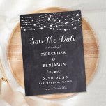 Invitation Carte Postale Russe String Lights Chalkboard Ardoise Mariage Enr<br><div class="desc">Réservez la date! Annoncez votre mariage à vos amis et à votre famille avec ces lampadaires rustiques et des lampes à cordes enregistrez les cartes de date. Personnalisez avec les noms, la date du mariage, l'emplacement. Ajoutez toute autre information au verso. Ce mariage en ardoise unique sauvegarde les cartes fera...</div>