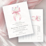 Invitation Carte Postale SURPRISE PARTY 50th Birthday Bow Fleur sauvage<br><div class="desc">Un arc de coquette rose féminin est décoré de petits fleurs sauvages roses et violets.</div>