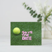 Invitation Carte Postale Tennis ball sur vert enregistrer la date Invitatio (Debout devant)